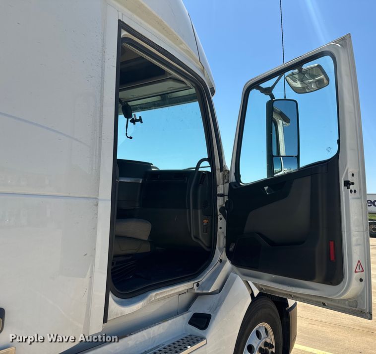 image for item EH3860 2020 Volvo VNL semi truck