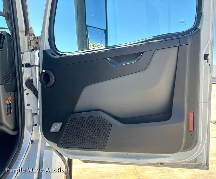 image for item EH3860 2020 Volvo VNL semi truck