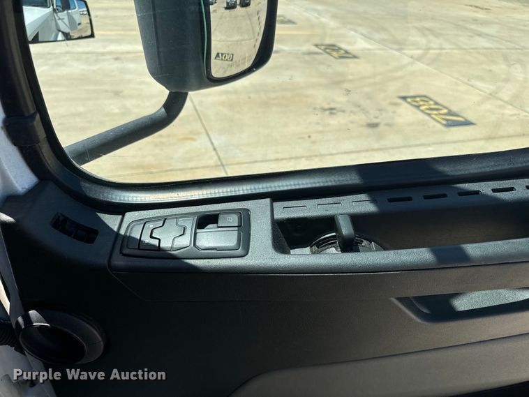 image for item EH3860 2020 Volvo VNL semi truck