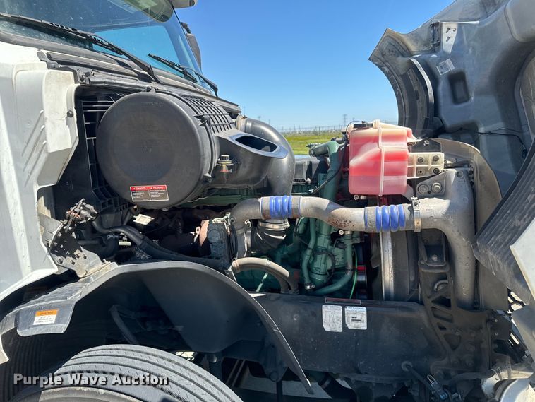 image for item EH3860 2020 Volvo VNL semi truck