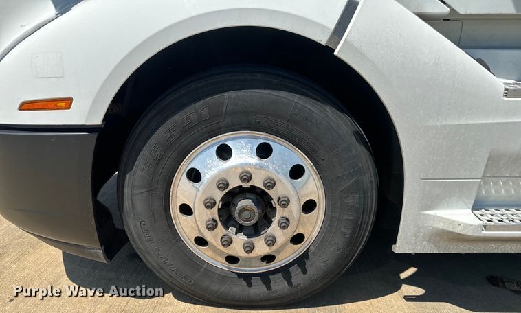 image for item EH3860 2020 Volvo VNL semi truck