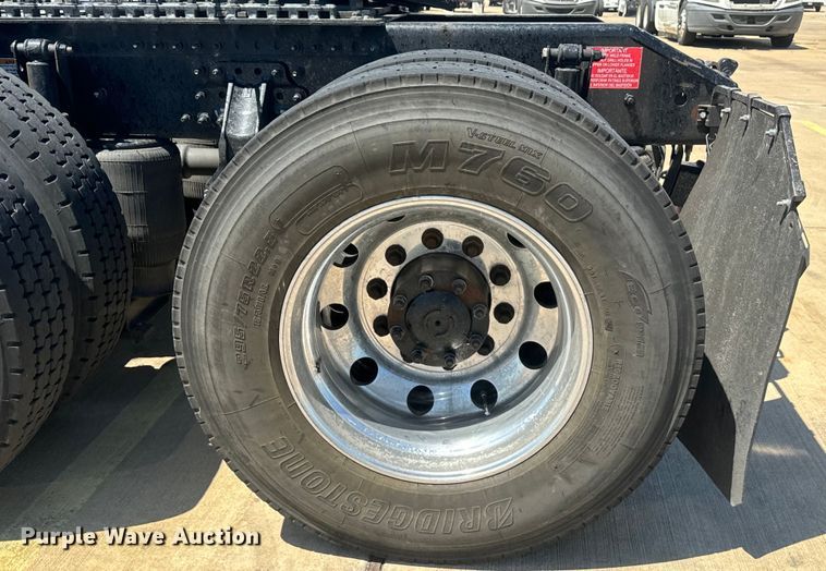 image for item EH3860 2020 Volvo VNL semi truck