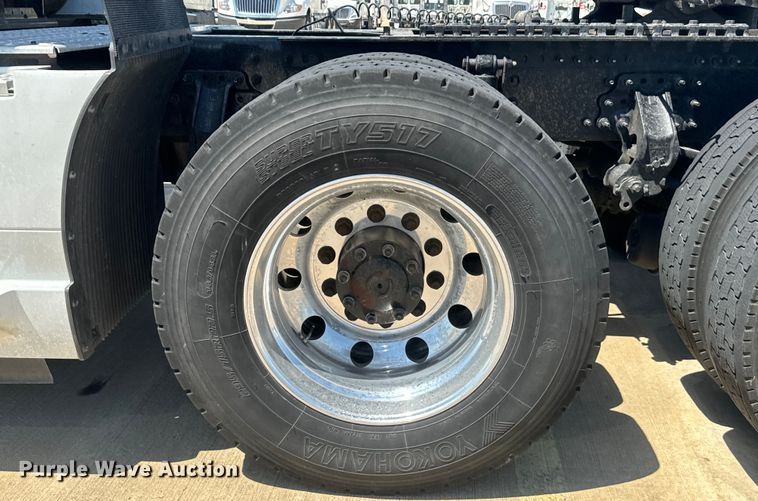 image for item EH3860 2020 Volvo VNL semi truck