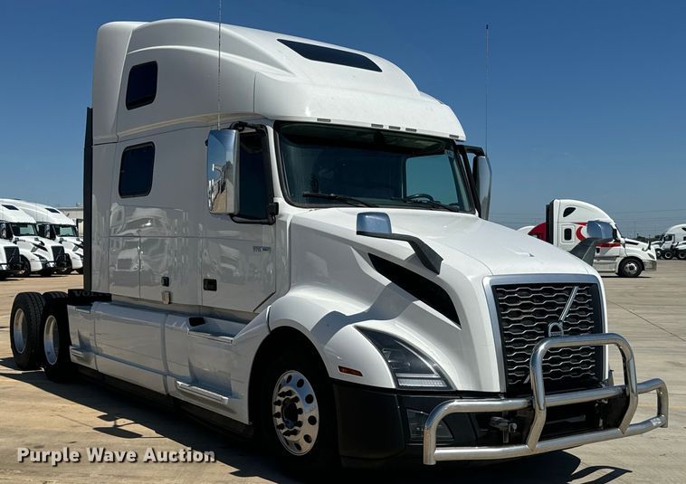 image for item EH3861 2021 Volvo VNL semi truck