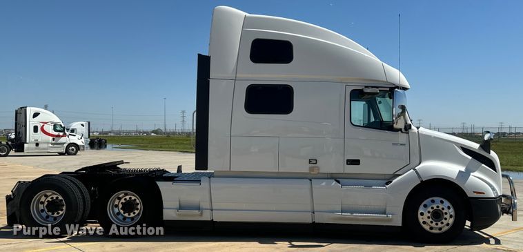 image for item EH3861 2021 Volvo VNL semi truck