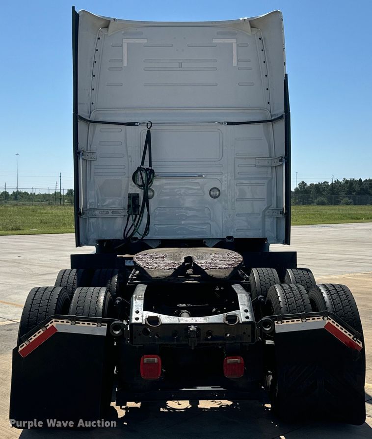 image for item EH3861 2021 Volvo VNL semi truck