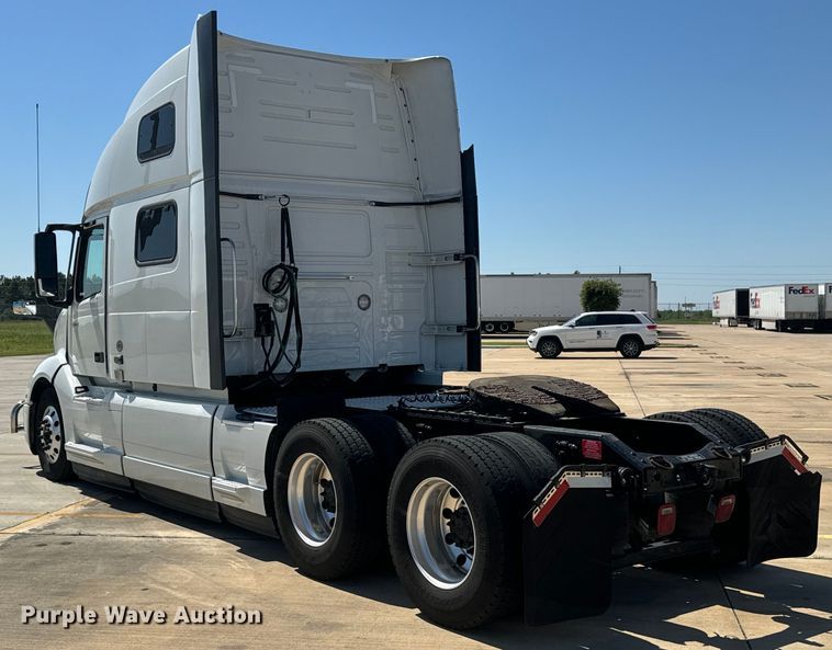 image for item EH3861 2021 Volvo VNL semi truck
