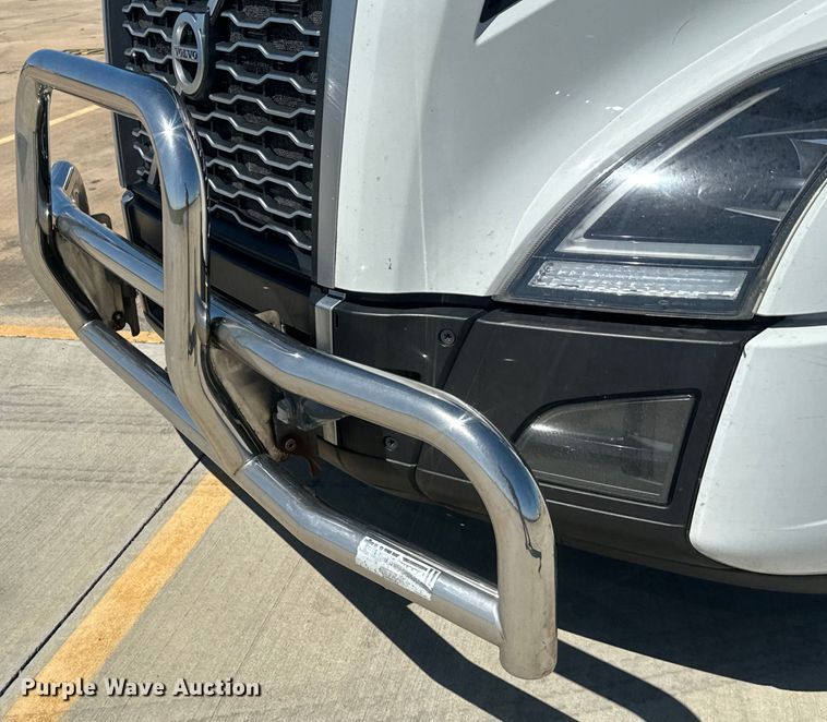 image for item EH3861 2021 Volvo VNL semi truck