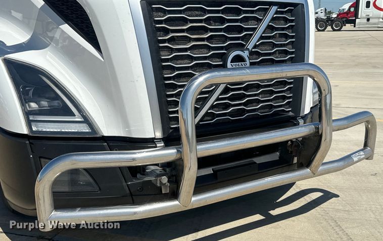 image for item EH3861 2021 Volvo VNL semi truck