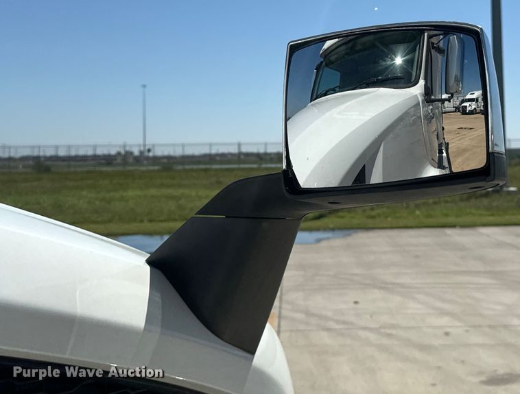 image for item EH3861 2021 Volvo VNL semi truck