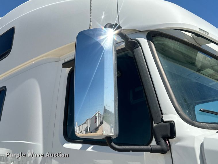 image for item EH3861 2021 Volvo VNL semi truck