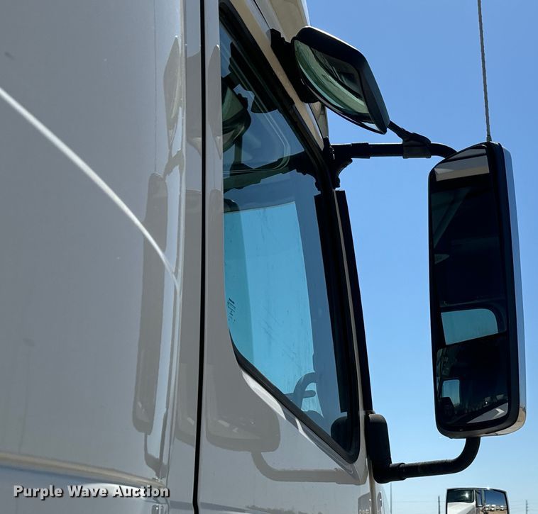 image for item EH3861 2021 Volvo VNL semi truck