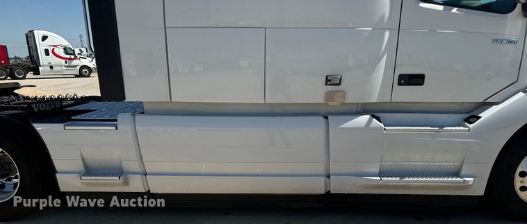 image for item EH3861 2021 Volvo VNL semi truck