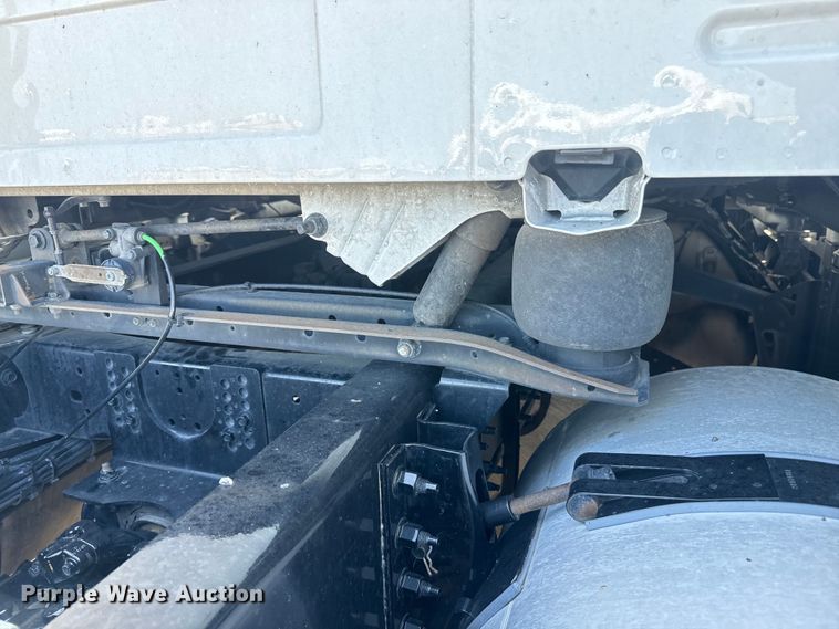 image for item EH3861 2021 Volvo VNL semi truck