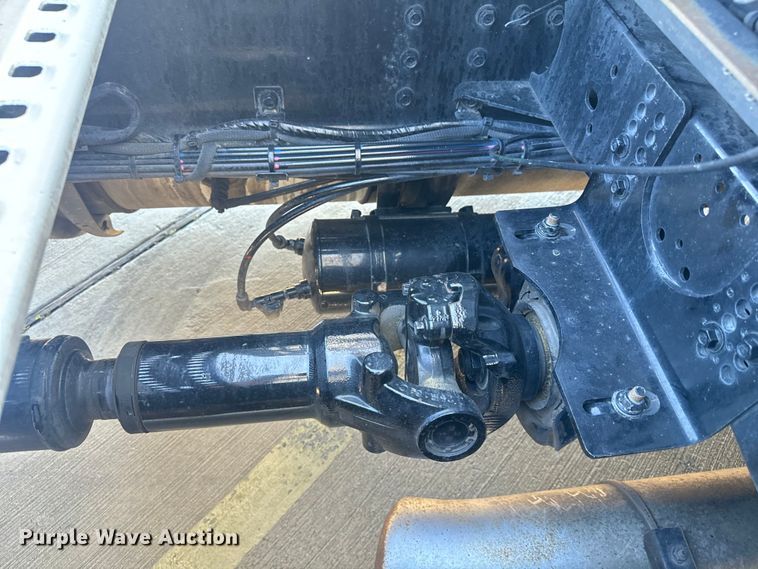 image for item EH3861 2021 Volvo VNL semi truck