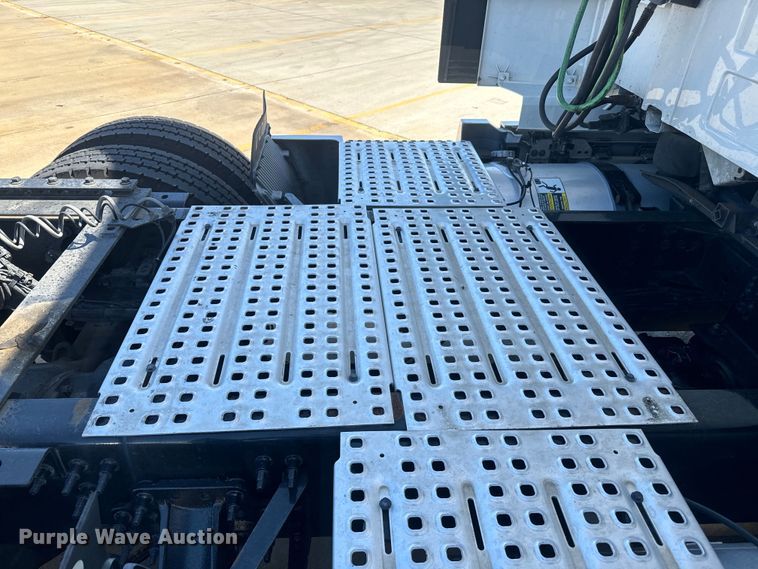 image for item EH3861 2021 Volvo VNL semi truck