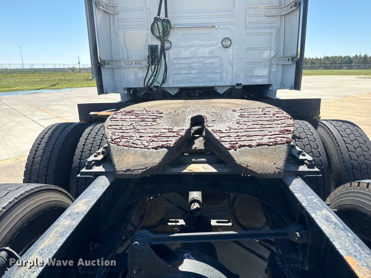 image for item EH3861 2021 Volvo VNL semi truck