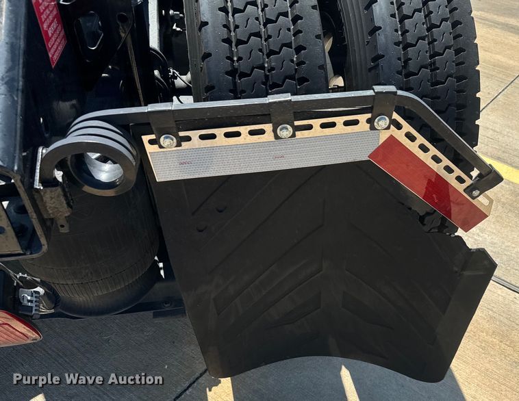 image for item EH3861 2021 Volvo VNL semi truck