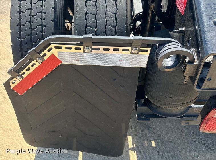 image for item EH3861 2021 Volvo VNL semi truck