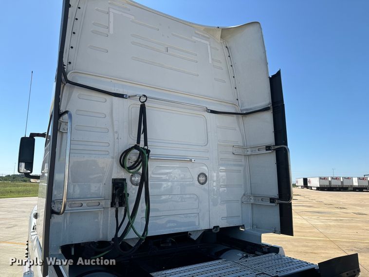 image for item EH3861 2021 Volvo VNL semi truck