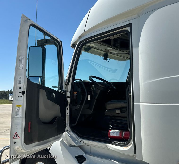 image for item EH3861 2021 Volvo VNL semi truck