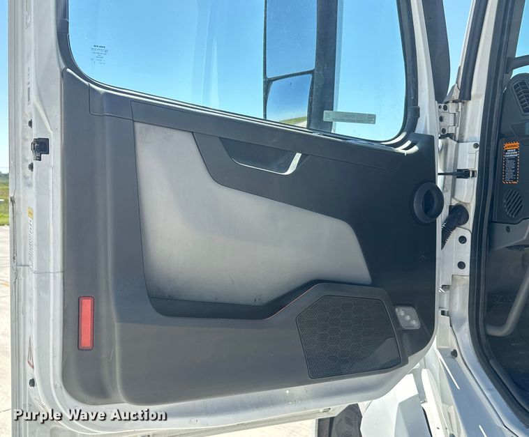 image for item EH3861 2021 Volvo VNL semi truck