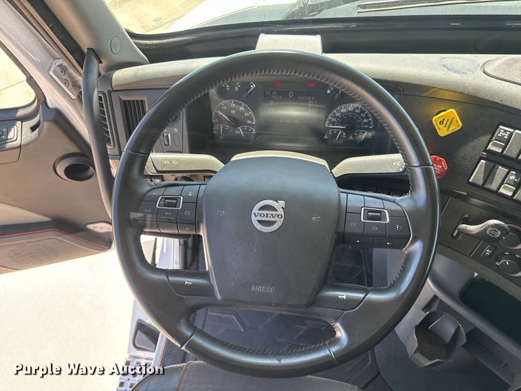 image for item EH3861 2021 Volvo VNL semi truck