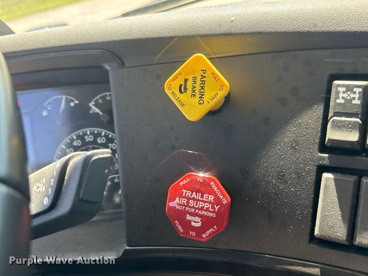 image for item EH3861 2021 Volvo VNL semi truck