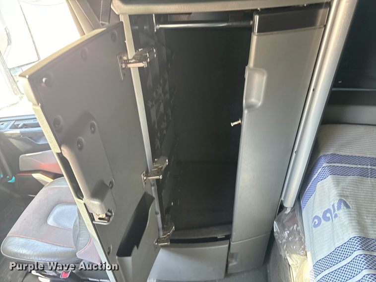 image for item EH3861 2021 Volvo VNL semi truck