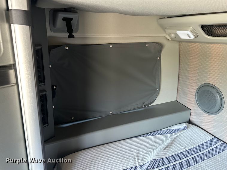 image for item EH3861 2021 Volvo VNL semi truck