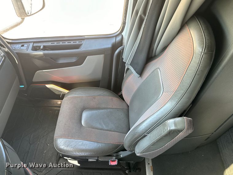 image for item EH3861 2021 Volvo VNL semi truck