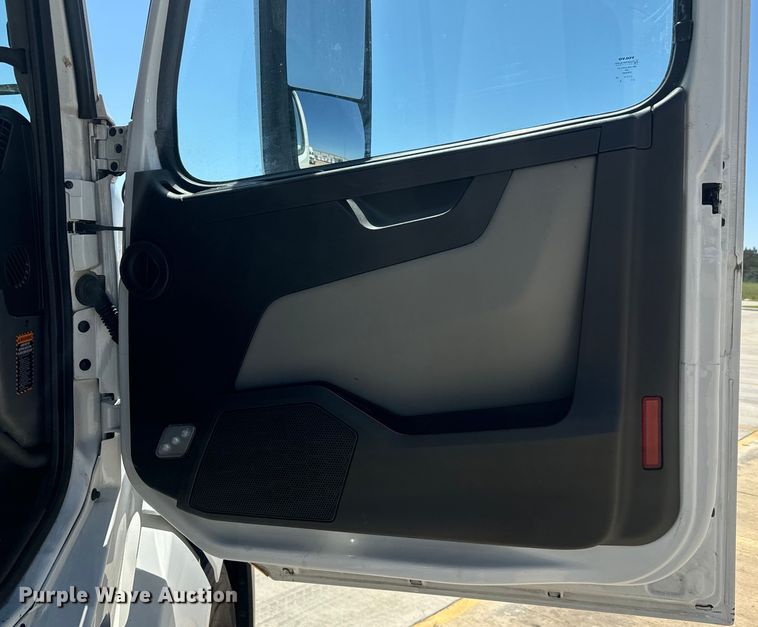 image for item EH3861 2021 Volvo VNL semi truck