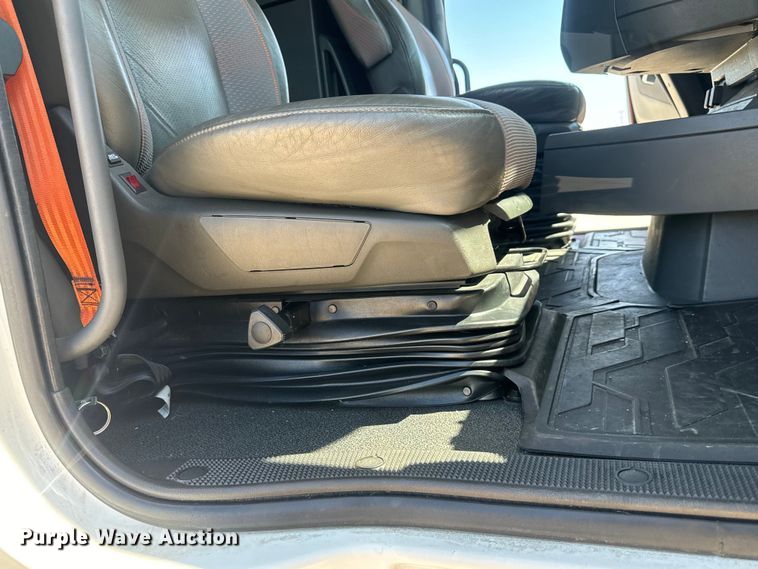 image for item EH3861 2021 Volvo VNL semi truck