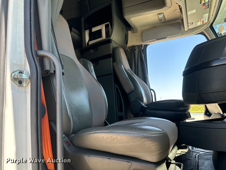 image for item EH3861 2021 Volvo VNL semi truck