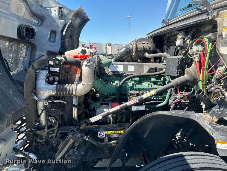 image for item EH3861 2021 Volvo VNL semi truck