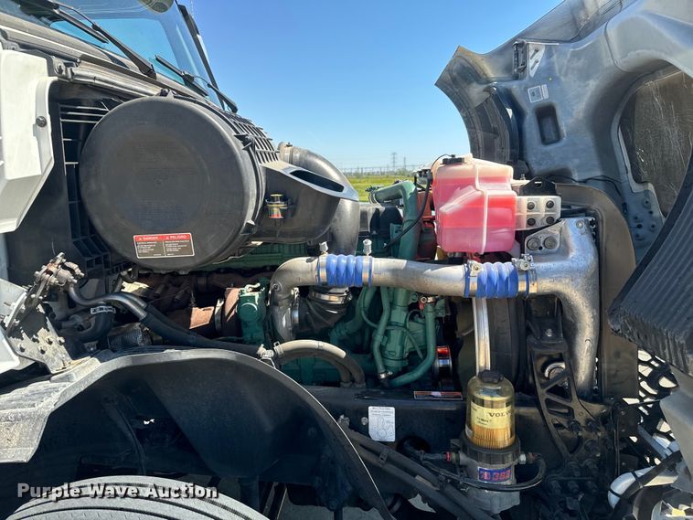 image for item EH3861 2021 Volvo VNL semi truck