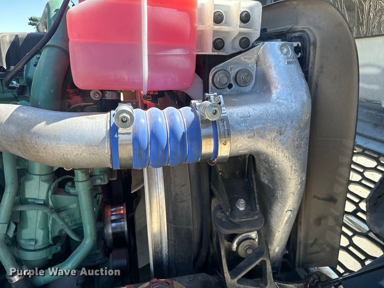 image for item EH3861 2021 Volvo VNL semi truck