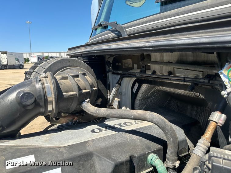 image for item EH3861 2021 Volvo VNL semi truck