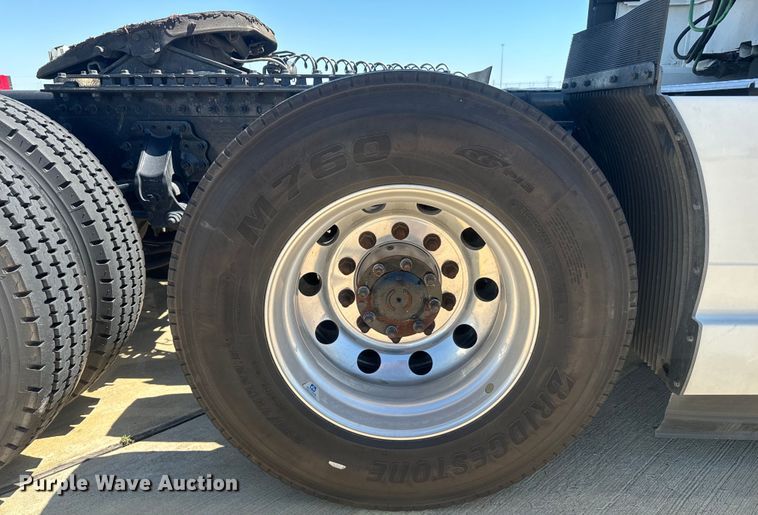 image for item EH3861 2021 Volvo VNL semi truck