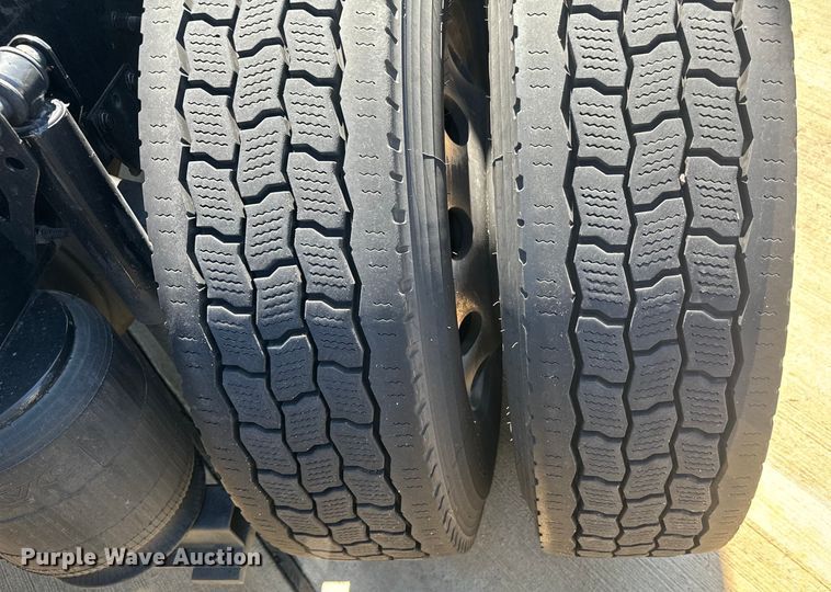 image for item EH3861 2021 Volvo VNL semi truck