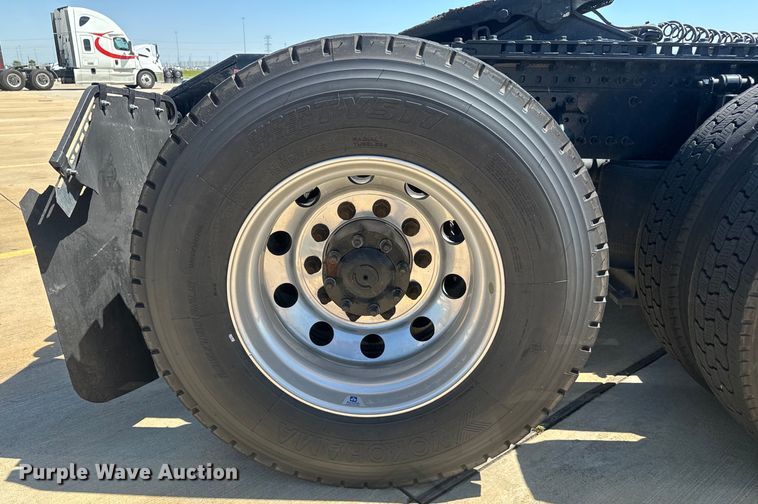 image for item EH3861 2021 Volvo VNL semi truck