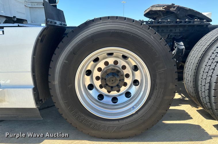 image for item EH3861 2021 Volvo VNL semi truck