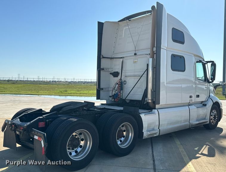 image for item EH3862 2021 Volvo VNL semi truck