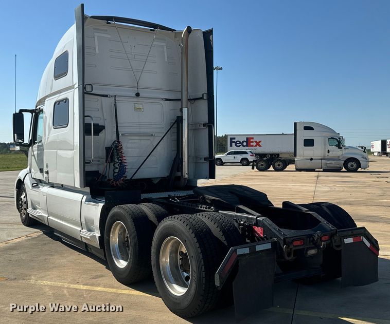 image for item EH3862 2021 Volvo VNL semi truck