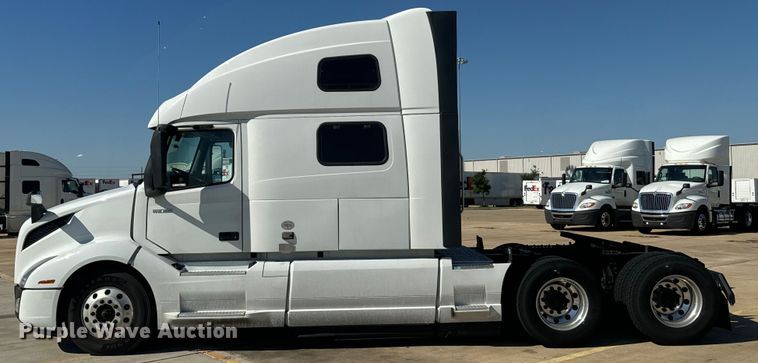 image for item EH3862 2021 Volvo VNL semi truck