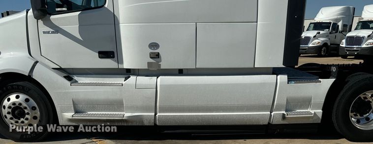 image for item EH3862 2021 Volvo VNL semi truck