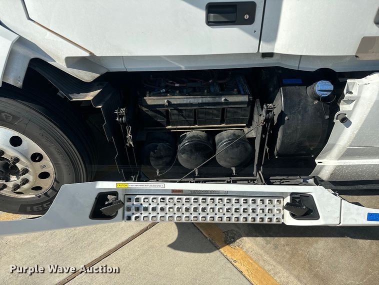 image for item EH3862 2021 Volvo VNL semi truck