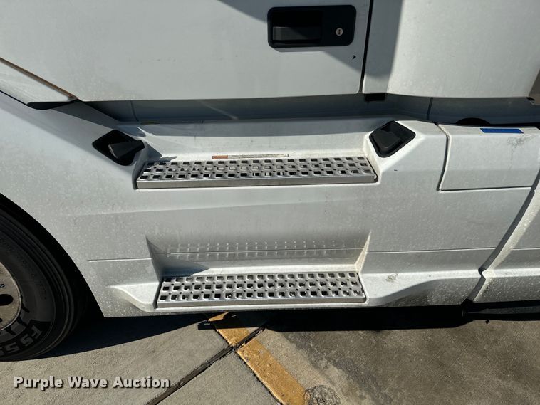 image for item EH3862 2021 Volvo VNL semi truck