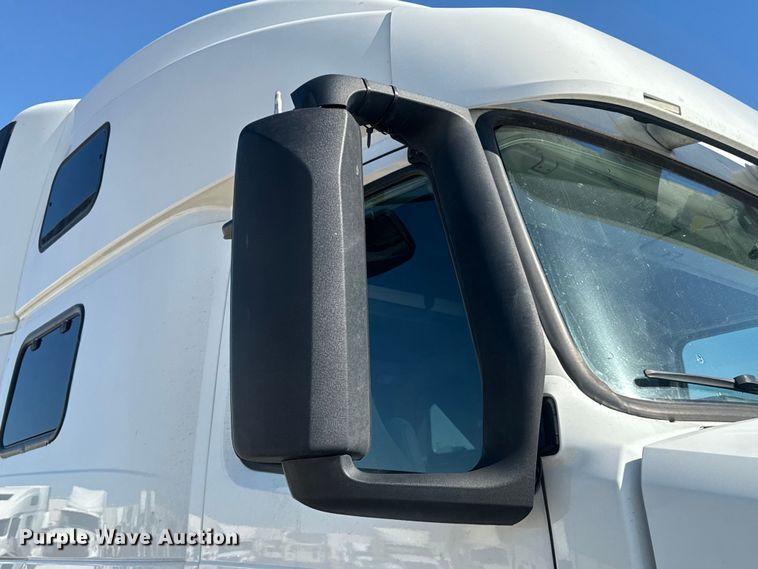 image for item EH3862 2021 Volvo VNL semi truck