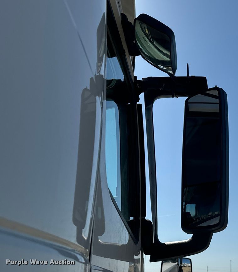 image for item EH3862 2021 Volvo VNL semi truck